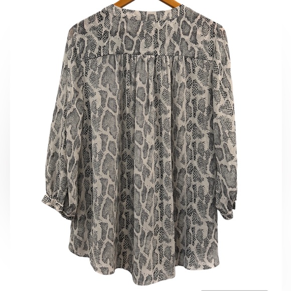 Jodifl Snake Animal Print Sheer Vneck Blouse Black & White Neutral Minimalist - Picture 4 of 10
